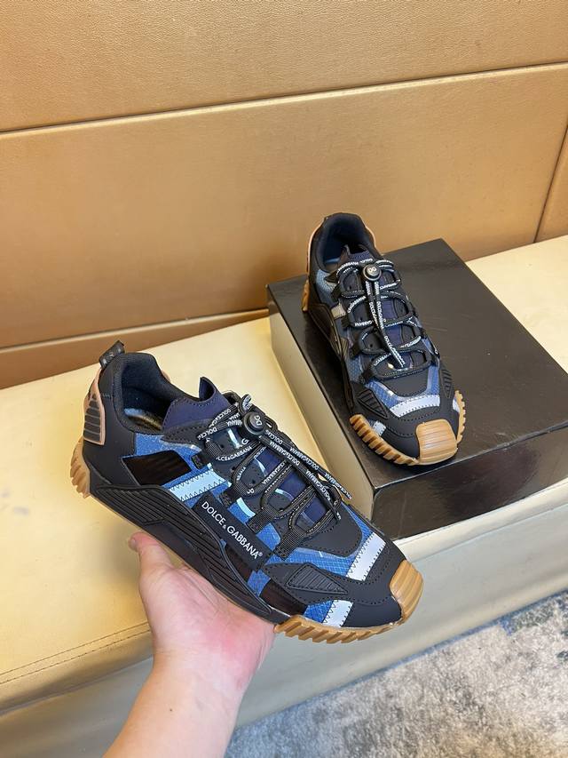 Dg～杜嘉班纳 顶级代购男士 Hk专柜同步发售。鞋底：原厂特供原版底，独家活动底超级舒适，原厂跟单货，高品质多色拼接设计做工精致细腻，独一无二， 丝绸面料，牛皮