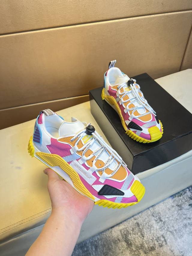 Dg～杜嘉班纳 顶级代购男士 Hk专柜同步发售。鞋底：原厂特供原版底，独家活动底超级舒适，原厂跟单货，高品质多色拼接设计做工精致细腻，独一无二， 牛皮里细节决定