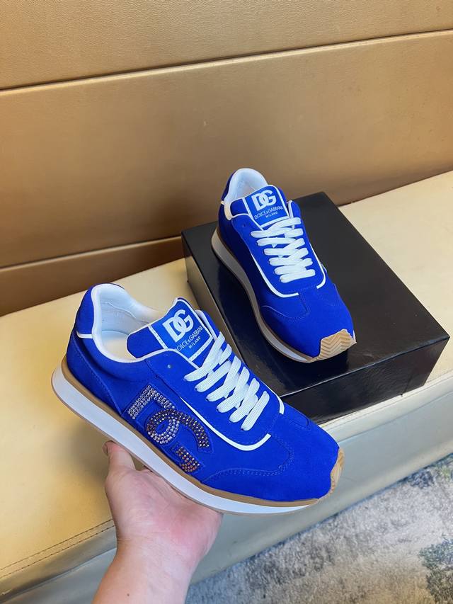 Dg～杜嘉班纳 顶级代购男士2025Hk专柜同步发售。鞋底：原厂特供原版底，独家活动底超级舒适，原厂跟单货，高品质多色拼接设计做工精致细腻，独一无二， 丝绸面料