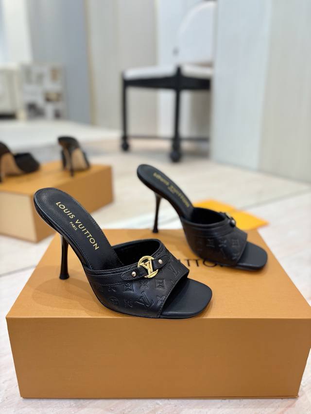 出厂价pp： L*V 2026 春夏新款 原版一致 专柜主打最新款 Lv 6Am 小猫跟牛皮压花拖鞋 硬货上新 Bs代购级别！高级感十足！国内外博主刷爆的一款，