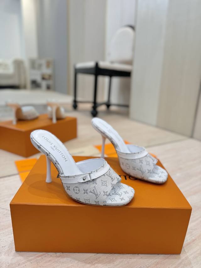 出厂价p 顶级版本 Lv 驴家 25 丹宁牛仔太好看了 很少做Lv家的单品 但是这双小猫跟我真的是没法拒绝啊！原版购入 用心开发 鞋跟都是开模定制 老花单宁色搭