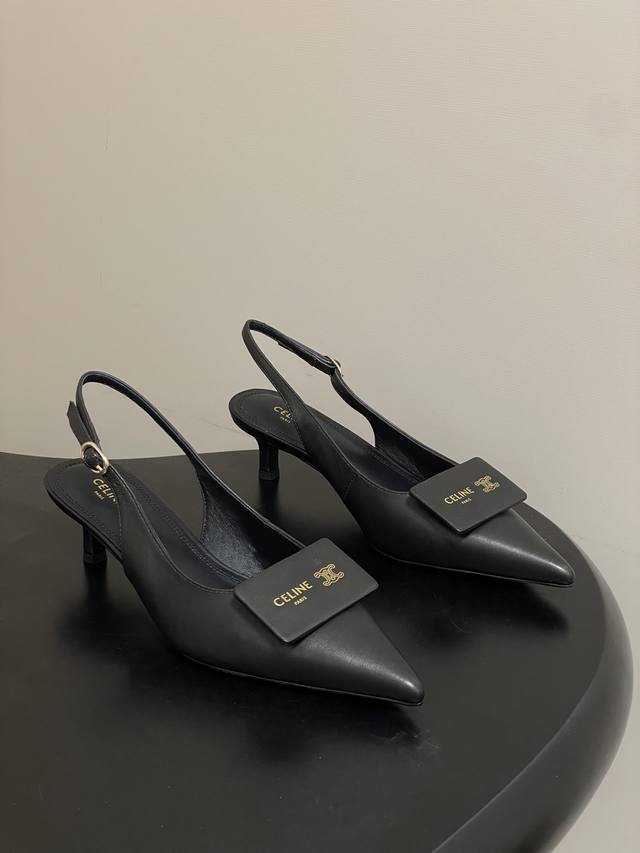 工厂p价 - 26Fw春夏新款Celine 赛琳 思琳凯旋门小猫跟名片鞋方扣后空凉鞋 质感巨高级！鞋头那块“金属铭牌”设计绝了，既有品牌辨识度，又把法式慵懒和干