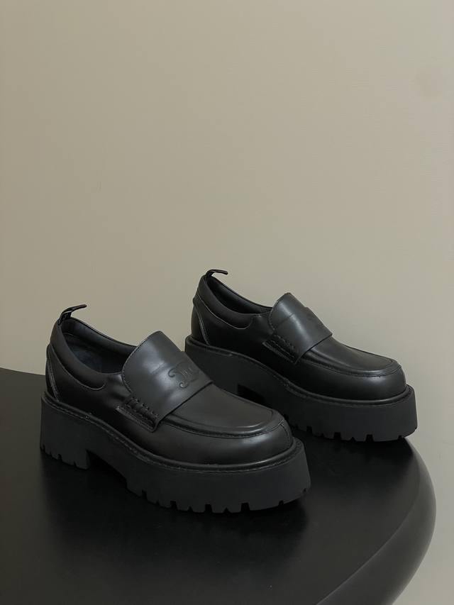 工厂p价 -顶级品质 25Fw秋冬新款 Celine 赛琳Triom工厂p价pHe德比鞋厚底系带乐福鞋Lisa同款高跟鞋 这双鞋简直是时髦精的心头爱，经典的德比