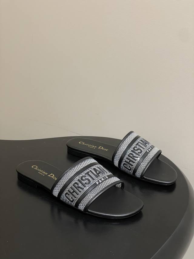 工厂p价 - 2026春夏最新款 Dior迪奥 D-Dway经典字母一字拖鞋 滴胶平底凉拖鞋 这款 Dway 凉拖是一款标志性的经典单品。鞋面刺绣有“Chris