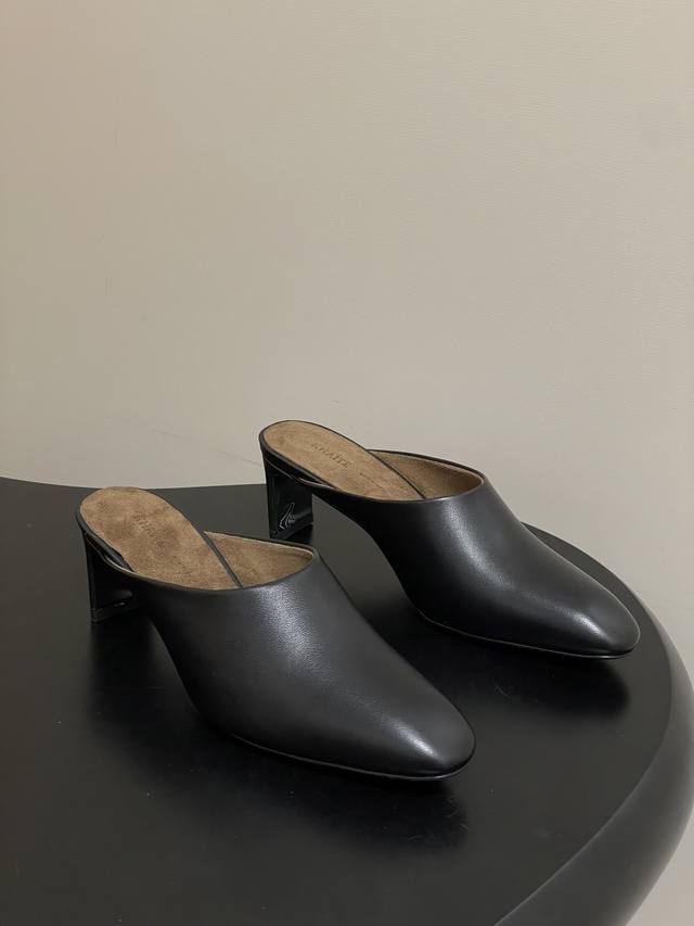 工厂p价 - Khatie 2026S 春夏新款复古尖头粗跟穆勒鞋包头高跟半拖鞋 采用尖头包头穆勒拖造型，无后跟的半拖设计，穿脱便捷；低跟结构，兼顾时尚与舒适度