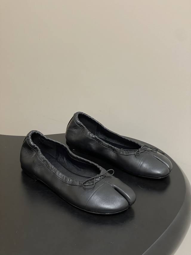 工厂p价 - Christen 26S 春夏新款 蝴蝶结分趾鞋拼色芭蕾舞鞋超软平底单鞋 采用模仿日本传统足袋的分趾造型，将大脚趾与其余脚趾分开，视觉辨识度极强，