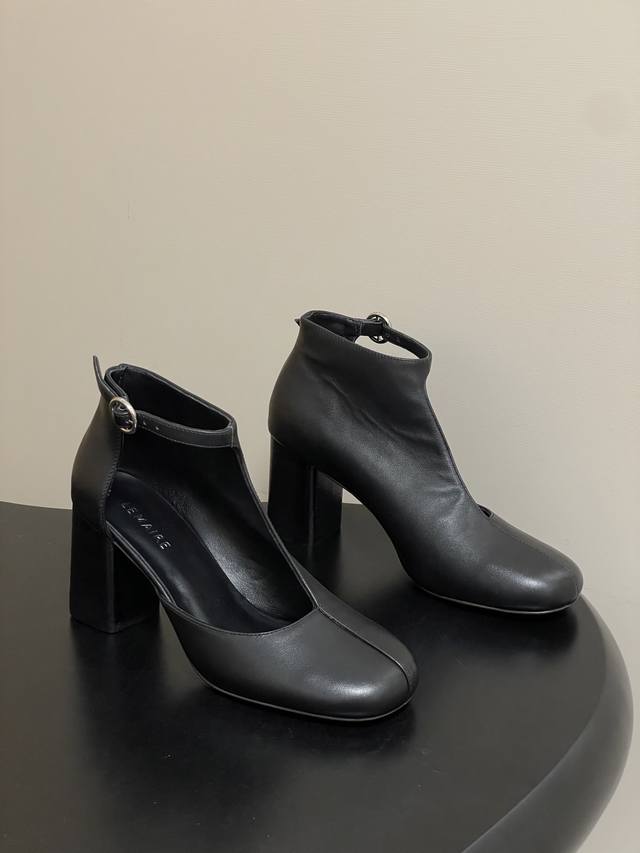 工厂p价 - Lemaire2026S 春夏新款 方圆头粗跟镂空短靴个性高跟侧空凉靴 采用方圆头+粗跟的组合，鞋型是短靴与浅口单鞋的融合款，鞋帮处做了镂空V型剪