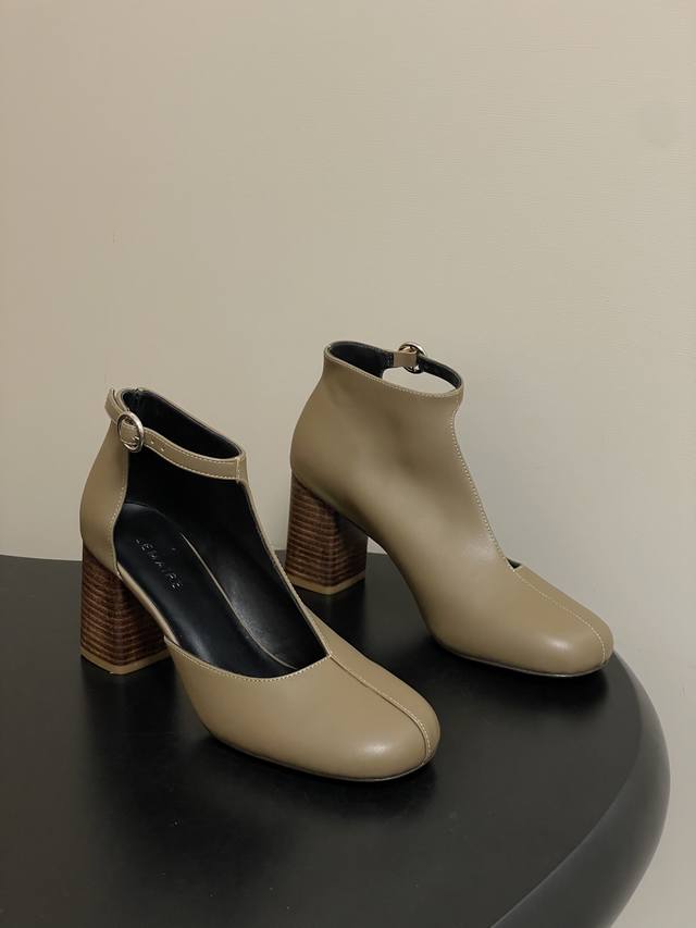 工厂p价 - Lemaire2026S 春夏新款 方圆头粗跟镂空短靴个性高跟侧空凉靴 采用方圆头+粗跟的组合，鞋型是短靴与浅口单鞋的融合款，鞋帮处做了镂空V型剪