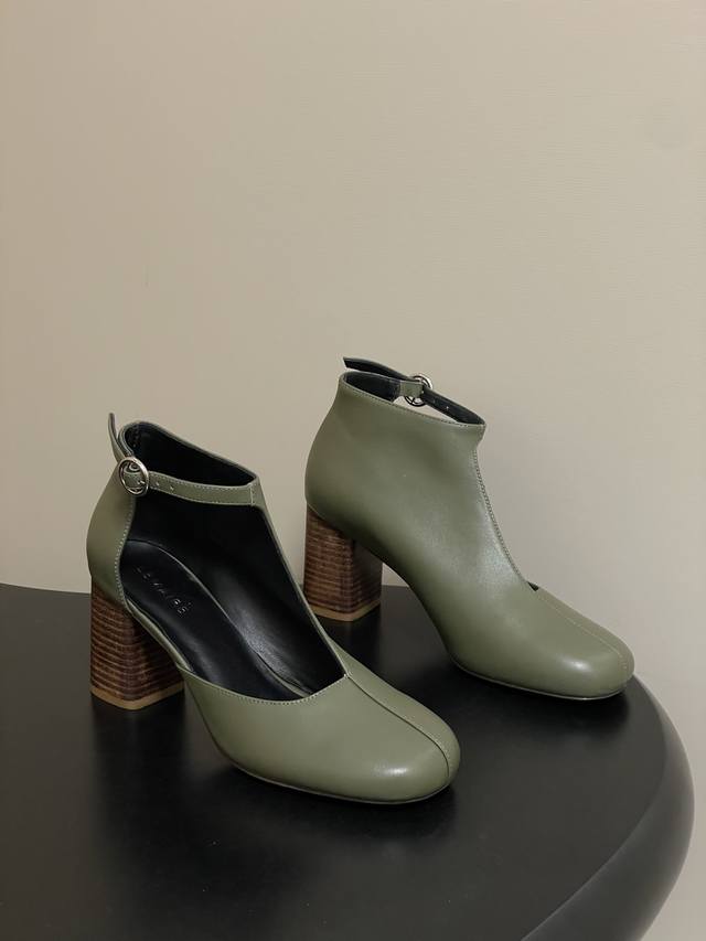 工厂p价 - Lemaire2026S 春夏新款 方圆头粗跟镂空短靴个性高跟侧空凉靴 采用方圆头+粗跟的组合，鞋型是短靴与浅口单鞋的融合款，鞋帮处做了镂空V型剪