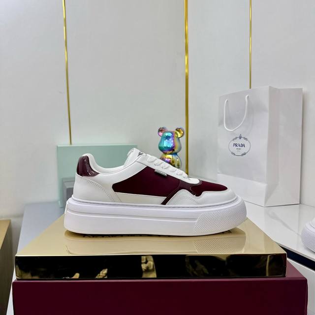 情侣款35-45！ 顶级版本 prada代购级2025S重磅出推普拉达最新走秀单鞋，老爹鞋系列 prada早春T台走秀款小新清风带点贵的气感觉，上非脚常完美优