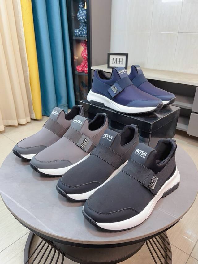 出厂价p Boss 以经典的设计成为永不落幕的时尚宠儿，经典的休闲造型。鞋面采用顶级反绒皮搭配防水布 品牌Logo点缀 彰显品牌魅力；头层真皮里 品牌专用大底，