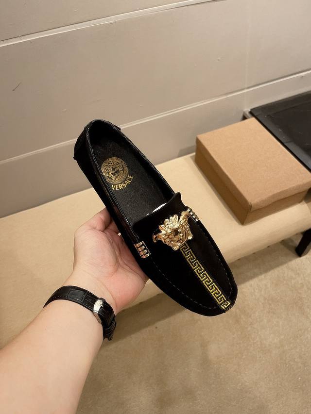 实价 Verace 范思哲官方旗舰店男士四季商务休闲豆豆鞋，最新元素潮爆全球，官网火爆热卖，原版版本，专柜一比一，鞋面意大利进口原版头层磨砂牛皮性感美灶莎头像金