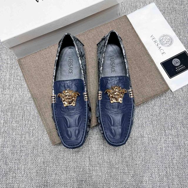 实 ，范思哲官网高端爆款豆豆鞋，鞋面头层进口鳄鱼牛皮，头层牛里 真材实料 ，奢华高档，原版进口耐磨橡胶底， 官网出品 男士优雅心备佳品，采用精湛工艺。穿着舒适。