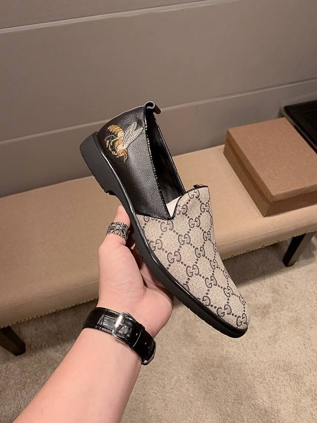 实价 ， Gucci 古奇 高版本～懒人鞋 休闲 男士四季专柜发售，官方爆款，意大利古奇原版，鞋面精选头层柔软牛皮。头层羊皮内里 拒绝脱色磨脚 原版底，由意大利