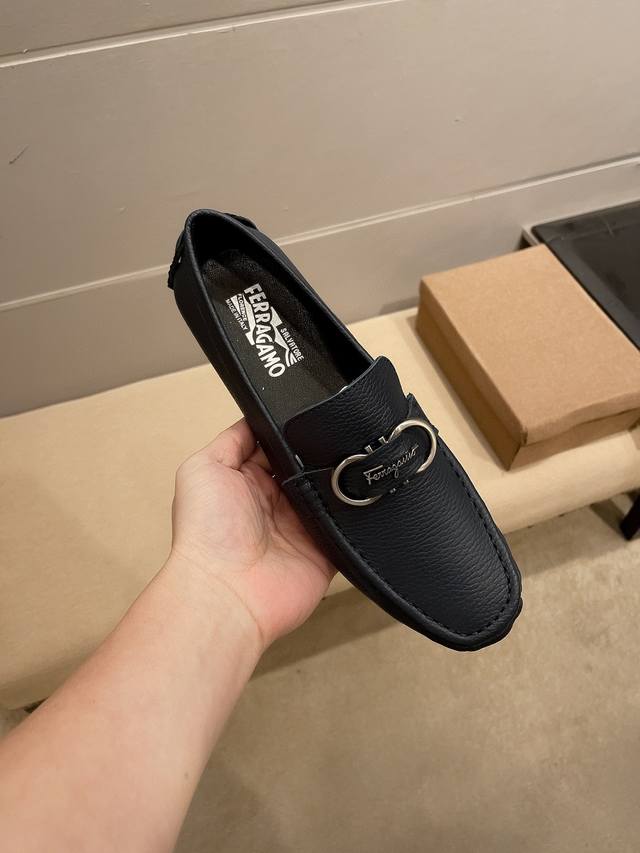 实价 菲拉格慕 二色，黑色、兰色，官方旗舰店男士商务休闲豆豆鞋，最新元素潮爆全球，官网火爆热卖，原版版本，专柜一比一，鞋面意大利原版头层荔枝纹牛皮+ 绝对高端
