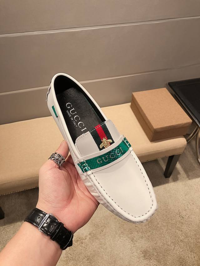 实价 ，品牌古奇，古奇官方旗舰店高端潮流鸳鸯戏水高端商务休闲豆豆鞋，鸳鸯戏水成双成对，在水面上相亲相爱，悠闲自得，风韵迷人...它们时而跃入水中，时而引颈击水，