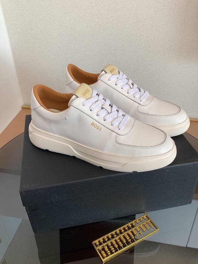 工价 Boos 男鞋休闲鞋原单品质鞋面采用进口小牛皮，超透气舒适内里做工精细，高端大气。有时尚典范造型。发泡透明耐磨大底，穿着舒适，值得拥有。码数：38–443