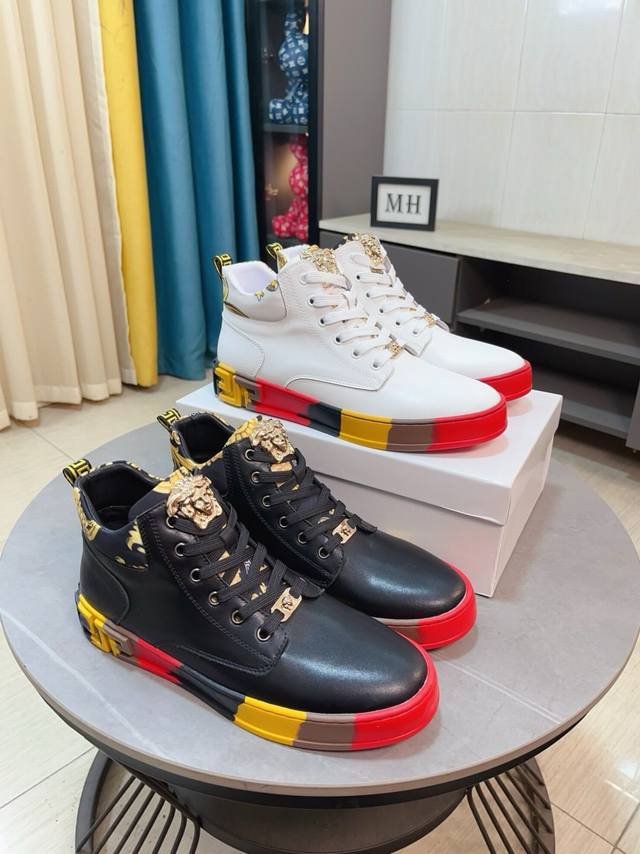 出厂价p Versace 范思哲高帮最新款精心打造，引爆全场！不断创新的国际品牌 此款男士四季款休闲鞋，牛皮鞋面羊皮内里橡胶防滑大底，透气舒适以质量说话 码数：