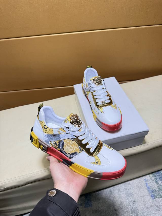 范思哲 原单品质.～ 独特现代风运动鞋。休闲鞋潮男必备款 意大利进口原版品牌，进口原版皮，羊里 拒绝脱色磨脚 鞋底：原厂特供原版底，法国懒人风格设计 贴脚 在贴