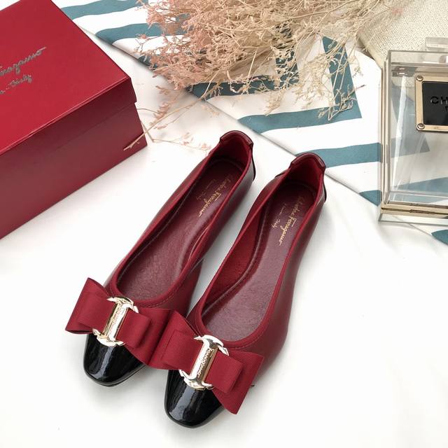 出厂价p 女装女鞋 运动原单 菲拉格慕 开车蛋卷鞋，面料采用进口绵羊皮十奢华大气的捷克水钻扣 ,搭配超级显瘦的的小方头[嘴唇] ，垫脚加厚高弹乳胶让你穿着超级舒