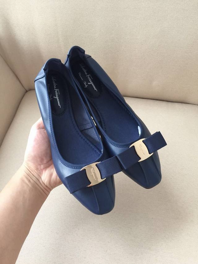 工厂p价 女装女鞋 运动原单菲拉格慕面料采用混种绵羊皮制作，！鞋底采用防滑 柔软 耐折橡胶大底 别致的经典款 气质和舒适你都同时拥有了 ！ 扣饰采用优雅绸缎蝴蝶