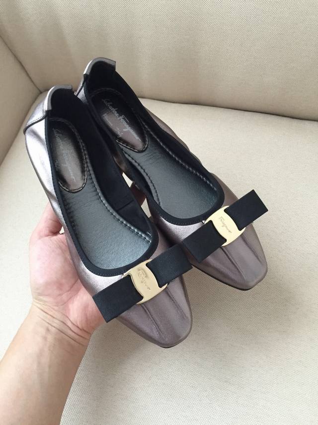 工厂p价 女装女鞋 运动原单菲拉格慕面料采用混种绵羊皮制作，！鞋底采用防滑 柔软 耐折橡胶大底 别致的经典款 气质和舒适你都同时拥有了 ！ 扣饰采用优雅绸缎蝴蝶