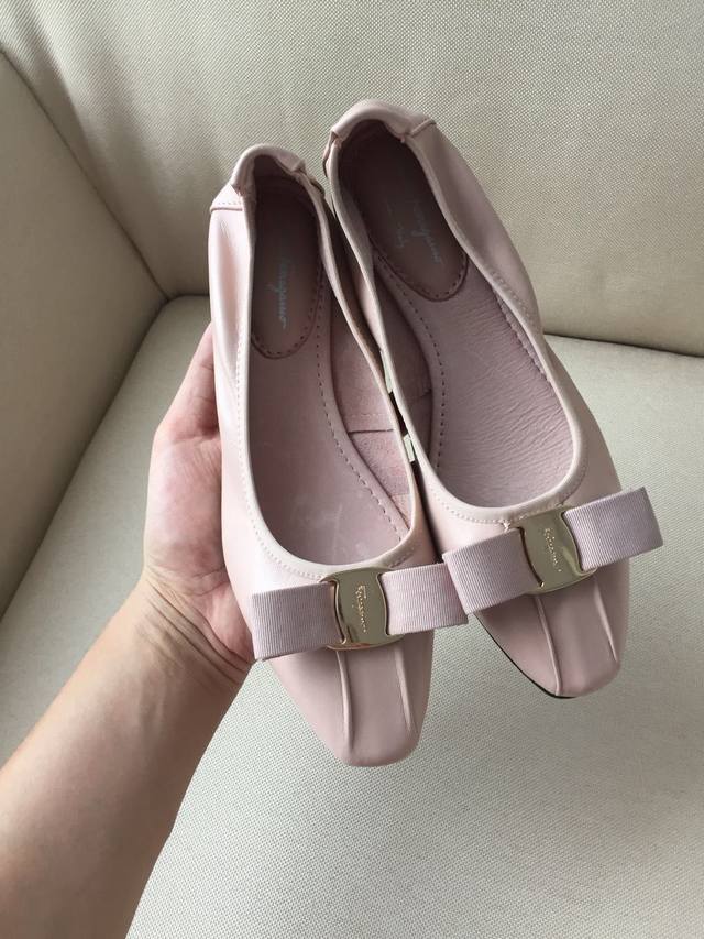 出厂价p 女装女鞋 运动原单菲拉格慕面料采用混种绵羊皮制作，！鞋底采用防滑 柔软 耐折橡胶大底 别致的经典款 气质和舒适你都同时拥有了 ！ 扣饰采用优雅绸缎蝴蝶