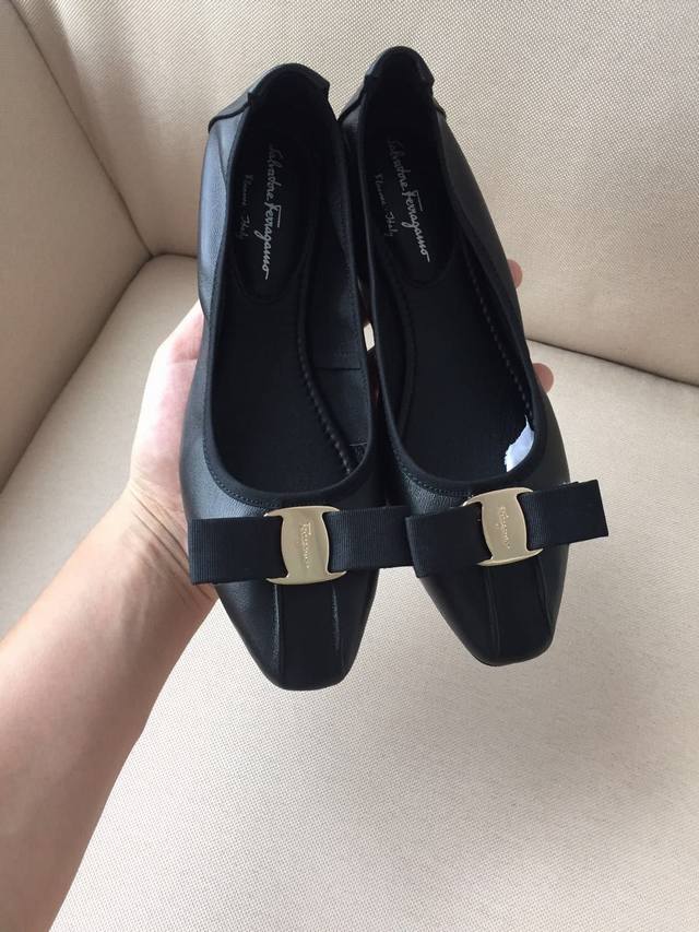 出厂价p 女装女鞋 运动原单 菲拉格慕面料采用混种绵羊皮制作，！鞋底采用防滑 柔软 耐折橡胶大底 别致的经典款 气质和舒适你都同时拥有了 ！ 扣饰采用优雅绸缎蝴