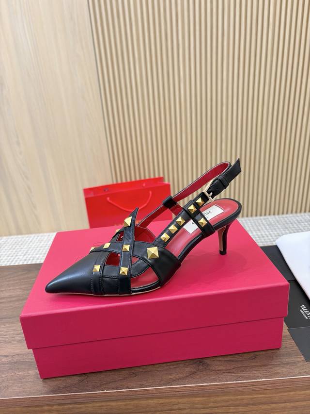 工厂p价 女装女鞋 运动原单顶级版本 华伦天奴 春夏新女士后空凉鞋，行走神器 独特的 金字塔柳钉金属 衬托出满满的高级感，新一季不负期待！ 值得入手★绝对的上档