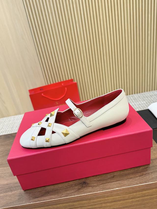 工厂p价 女装女鞋 运动原单顶级版本 华伦天奴 春夏新女士镂空玛丽珍鞋，行走神器 独特的 金字塔柳钉金属 衬托出满满的高级感，新一季不负期待！ 值得入手★绝对的