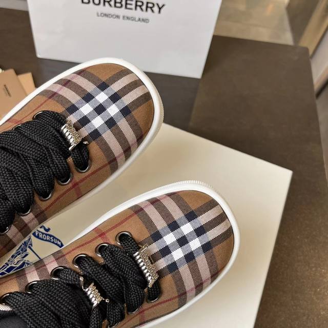 工厂p价 女装女鞋 运动原单 Burberry意大利制造的弹力尼龙运动鞋，饰有格子图案。网眼衬里款式的鞋带采用带刺拼接线，橡胶鞋底印有博柏利档案刻字。 系带闭合