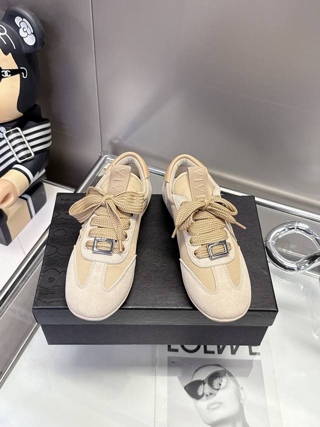 工厂p价 女装女鞋 运动原单。码数35-40 Roger Vivier 2025Ss的德训休闲鞋简直绝了！一整个爱住独特设计与经典元素完美融合，上脚瞬间气场全开