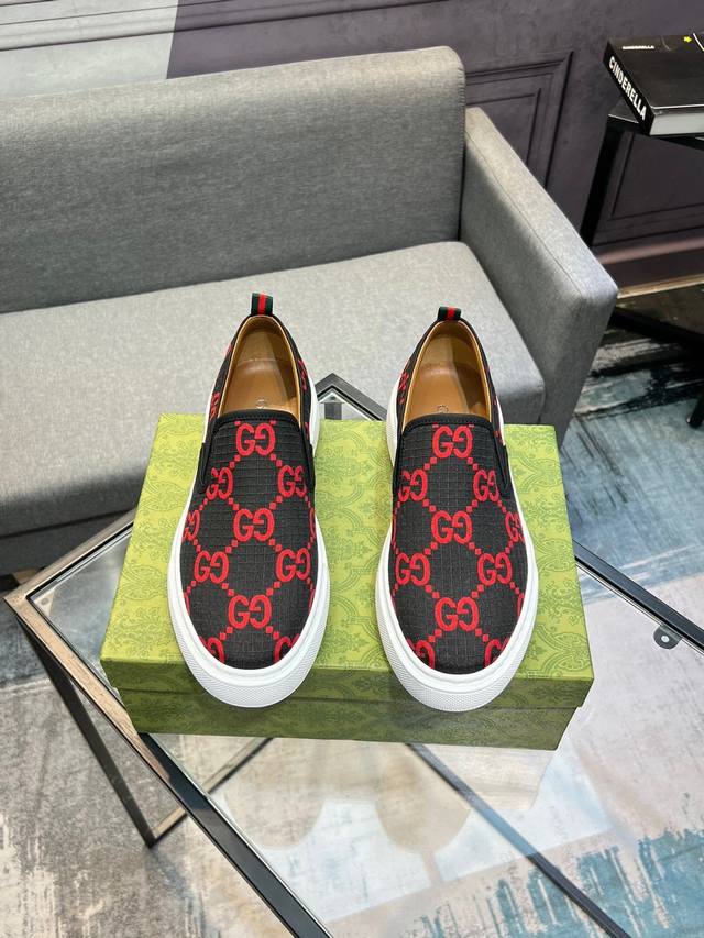 最新古奇Cucci 采用进口斜纹布印花品牌凹凸均衡，高档大气，进口羊皮内裡，专柜同步，官网1：1楦头，耐磨橡胶大底穿着舒适，轻便，值得购买，颜色，多色可选，码数