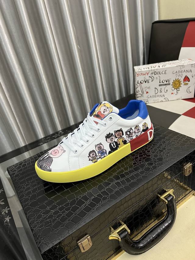 出厂价pp： Dg～ 情侣装休闲鞋 2025Z柜同步发售 码数:36-44 # 1个颜色鞋面选用多材质拼接网布内里，舒适透气，鞋底：原版舒适耐磨大底，实物拍摄实