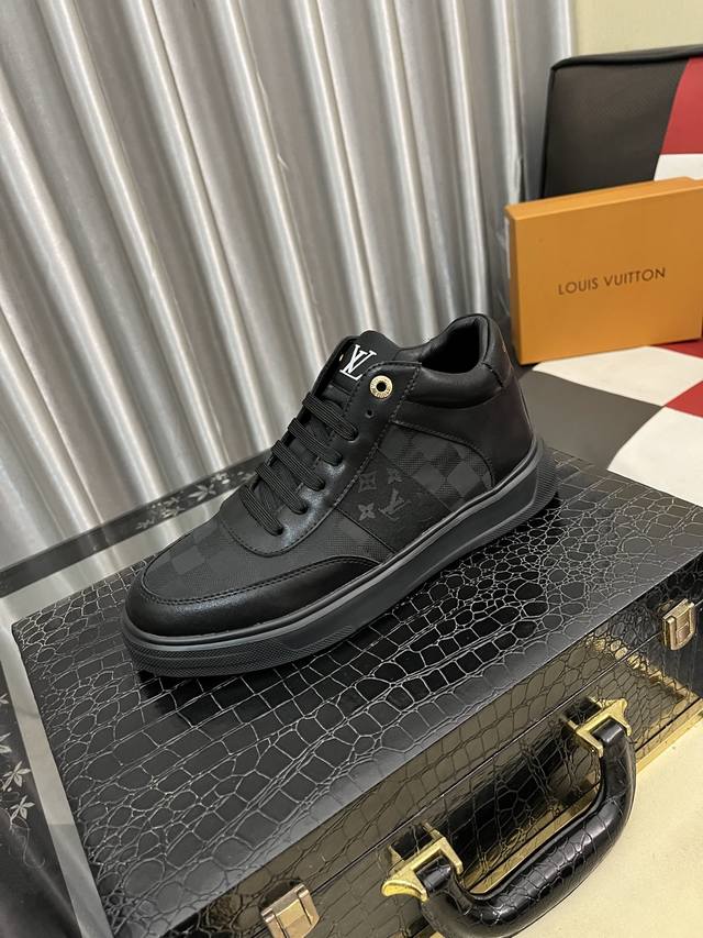 出厂价pp： Loui* Vuitto* 爆款男士休闲鞋 、意大利正版开发代购级别品质鞋面由头层牛皮制作、舒适柔软的羊皮垫脚 时尚百搭 鞋头楦型挺而饱满，鞋底L