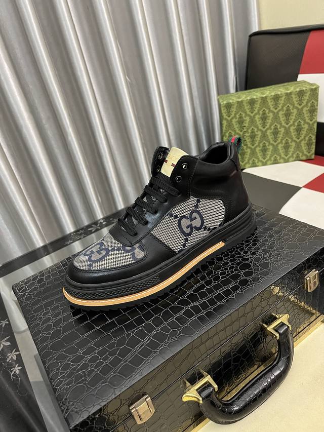 出厂价pp： Gucci古奇羊皮内里 男士经典古奇高帮休闲鞋，原单品质鞋面采用意大利进口牛皮加羊皮内里，做工精细，高端大气。有时尚典范造型。原版橡胶耐磨大底。码