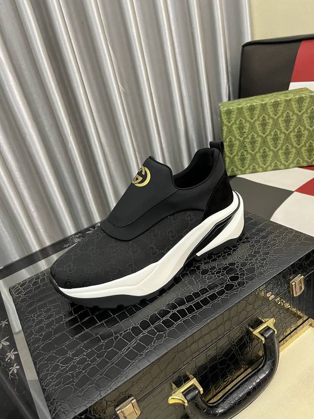 出厂价pp： 古奇新款厚底休闲鞋，鞋面意大利进口头层牛皮料。全进口真皮内里，完全1比1复刻，鞋底：原厂特供原版底，独家活动成型底超级舒适，原厂跟单货，高品质，可