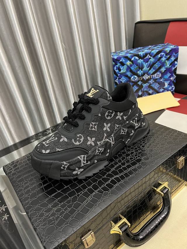 出厂价pp： Loui* Vuitto* Lv新款高邦运动休闲鞋 进口头层牛皮进口羊皮内里高档舒适，原版大底轻盈耐磨！纯手工制作，细节决定品质！码数：38-44