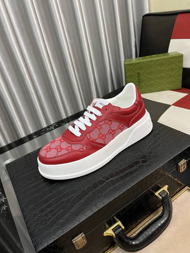 出厂价pp： 古奇 最新休闲男鞋，欢迎1:1对比，爆单款香港专柜休闲鞋，专柜品质，支持验货，优质做工，鞋面采用意大利进口胎牛皮 透气羊皮内里，原版时尚运动大底