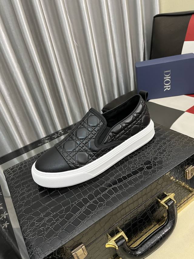 出厂价pp： 迪奥 Walk ‘N’Dior休闲鞋，采用质感厚实，白色橡胶底，鞋面纯棉刺绣，彰显个性，鞋舌和鞋带采用Christian Dior标志装饰。 水柒