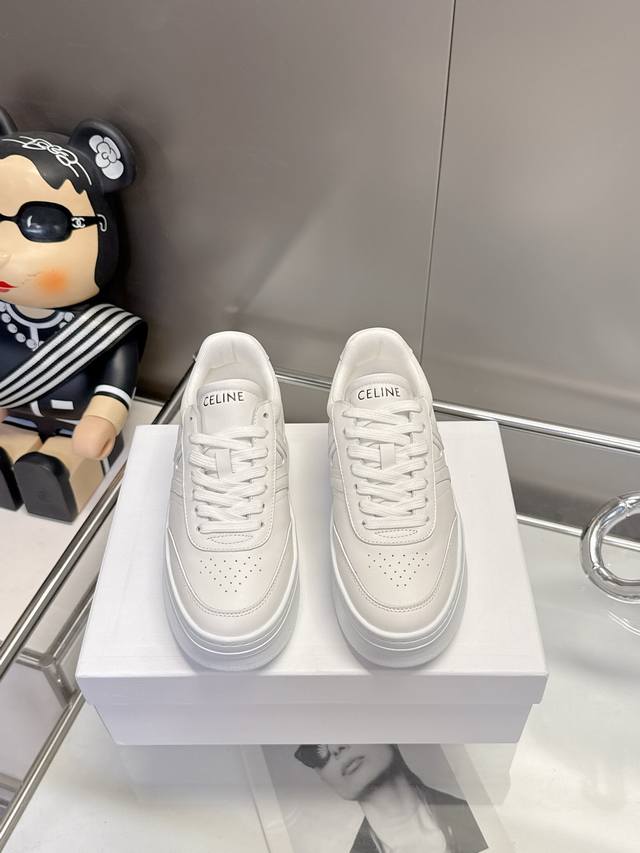 工厂p价 女装女鞋 运动原单。码数35-40 41定做 Celine 2025新款厚底5Cm经典小白鞋，点缀上简约又不失个性的彩色线条， 低调中暗藏着高级感，每