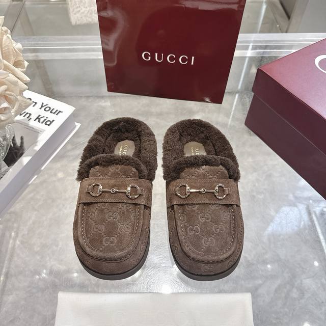 工厂p价 女装女鞋 运动原单 秋冬新款反绒牛皮马衔扣女士羊毛拖鞋 Gg在 冬季系列中继续使用档案符号。Horsebit 硬件让人想起品牌的马术传统，出现在这双