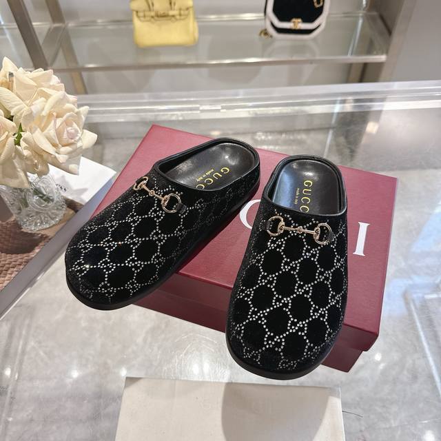 工厂p价 女装女鞋 运动原单 女士新款Gg水晶马衔扣穆勒鞋 这款女士穆勒鞋以马衔扣装饰，彰显品牌源自马术的悠久传统。浅金色细节更添精致，柔软的天鹅绒鞋面饰以Gg