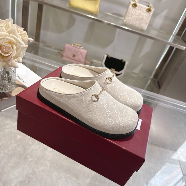 工厂p价 女装女鞋 运动原单 新款牛皮反绒马衔扣女士裸脚拖鞋 Gg在 2025 早秋系列中继续使用档案符号。Horsebit 硬件让人想起品牌的马术传统，出现在