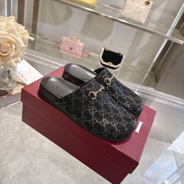 工厂p价 女装女鞋 运动原单 马衔扣拖鞋的改良版，采用宽圆头设计。马衔扣最早于 20 世纪 50 年代由 Gucci 使用，它继续向品牌的根源致敬，以现代的诠释