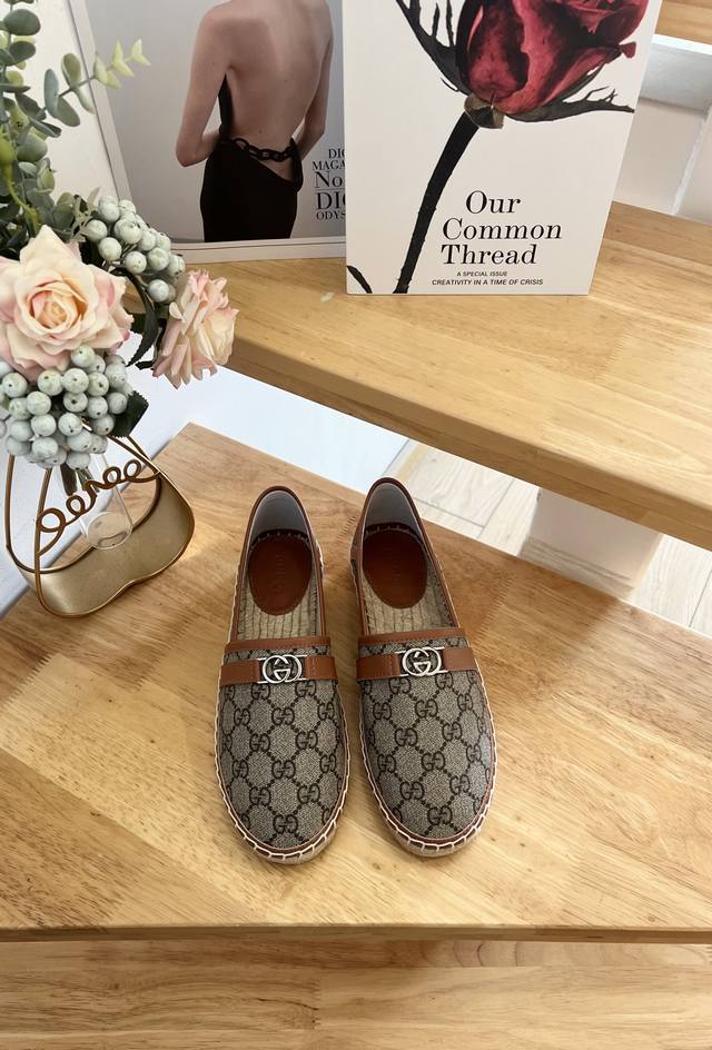 工厂p价 女装女鞋 运动原单 2026早秋Cucci 在近一个世纪的时间里，品牌以经典双G字母交织图案为画布打造了许多富有想象力的设计，双G标识融合其他鲜艳明亮