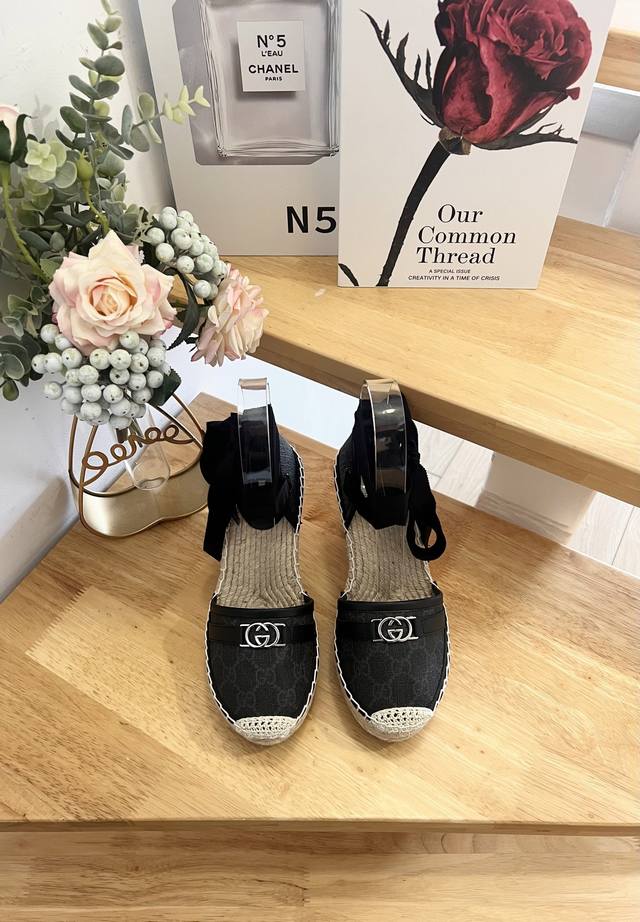 工厂p价 女装女鞋 运动原单 26Ss早秋Gucci古奇草编厚底坡跟凉鞋能够为你的夏日装扮带来一抹摩登风情。 鞋面：皮革 衬里：花布 鞋底：皮革内底，橡胶鞋底