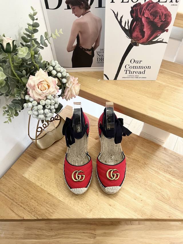 工厂p价 女装女鞋 运动原单 26Ss早春Gucci古奇草编厚底坡跟凉鞋能够为你的夏日装扮带来一抹摩登风情。 鞋面：皮革，织物 衬里：皮革 鞋底：皮革内底，橡胶