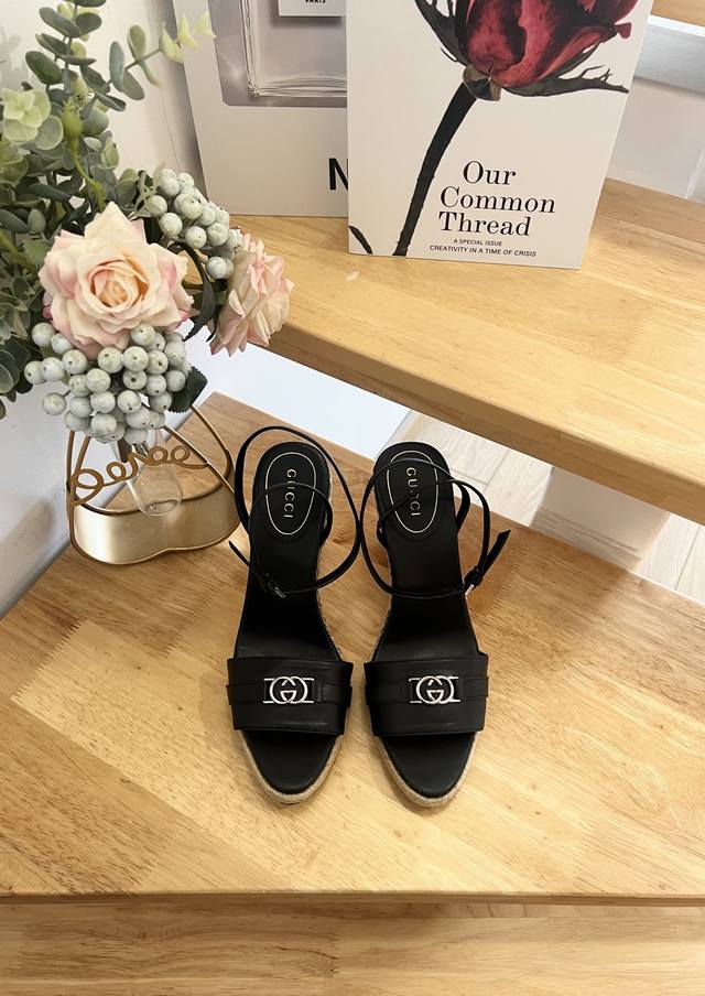 工厂p价 女装女鞋 运动原单 Gucci 巴黎2026春坡跟麻底鞋695欧 Gucci 这款“Ines”麻底鞋采用柔软的超级皮革制于意大利，橡胶底带黄麻边饰。立