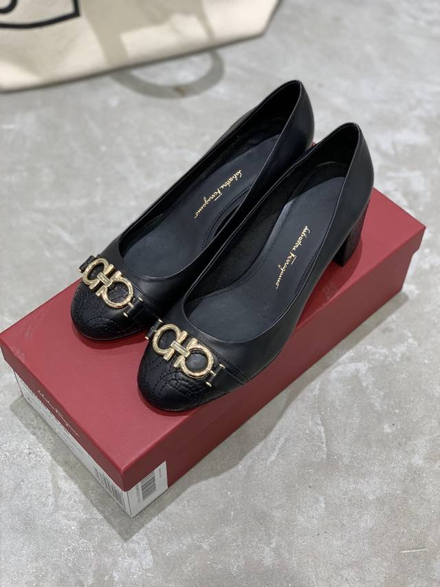 工厂p价 现货Sf Ferraga*O 菲拉*慕 圆头马蹄扣粗跟哑光软羊皮单鞋Gancini马蹄扣可以说是菲拉*慕家的标志了和经典蝴蝶结相比少了一分甜美却多了些